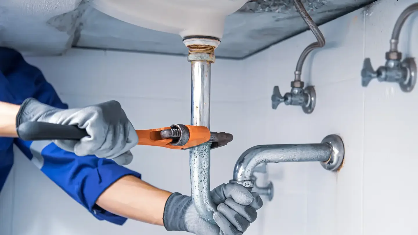 Encanador 24h para vazamento e desentupimento em Embu das Artes, SP